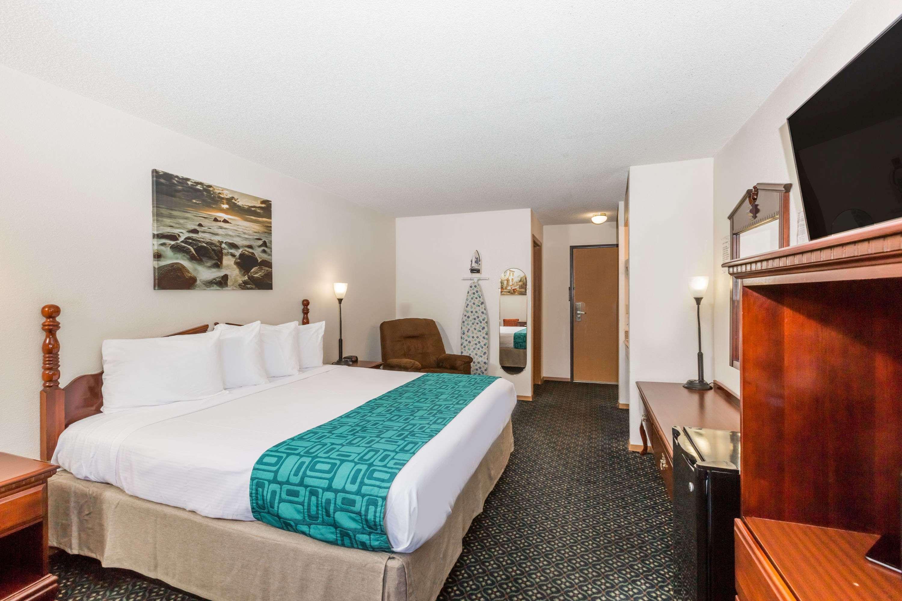 Howard Johnson By Wyndham Wichita Airport Exterior photo