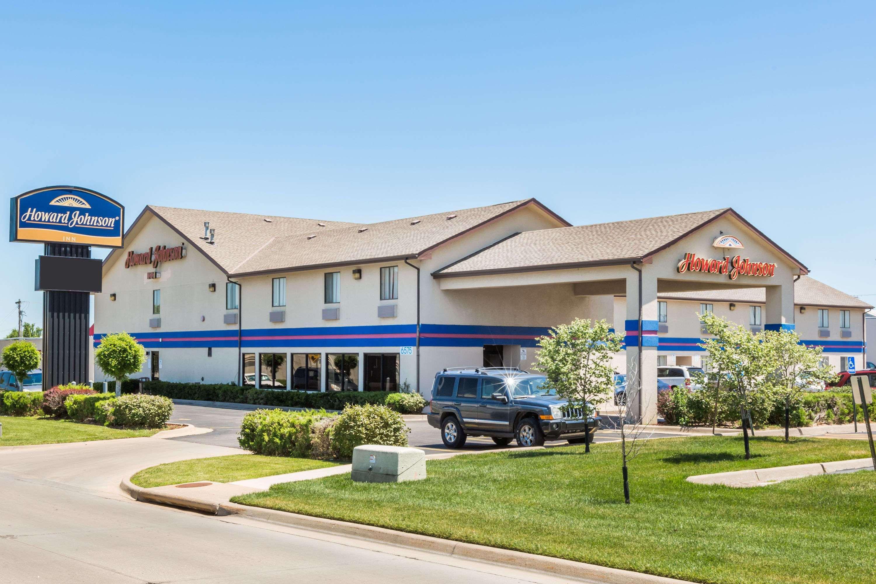 Howard Johnson By Wyndham Wichita Airport Exterior photo