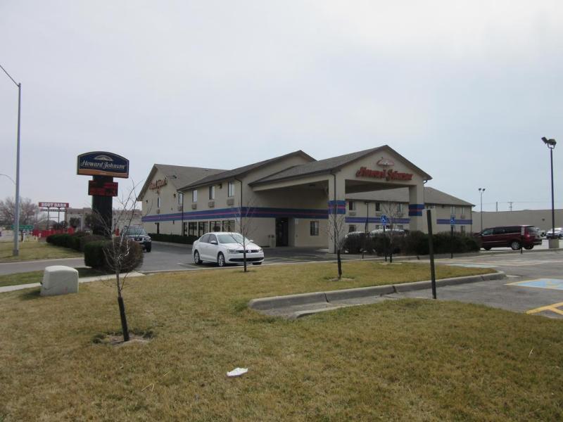 Howard Johnson By Wyndham Wichita Airport Exterior photo