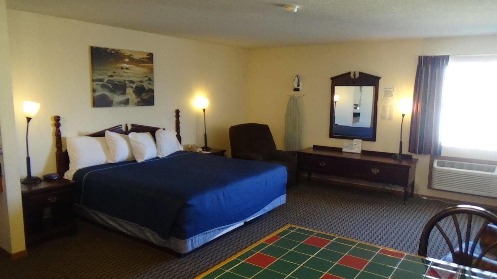 Howard Johnson By Wyndham Wichita Airport Exterior photo