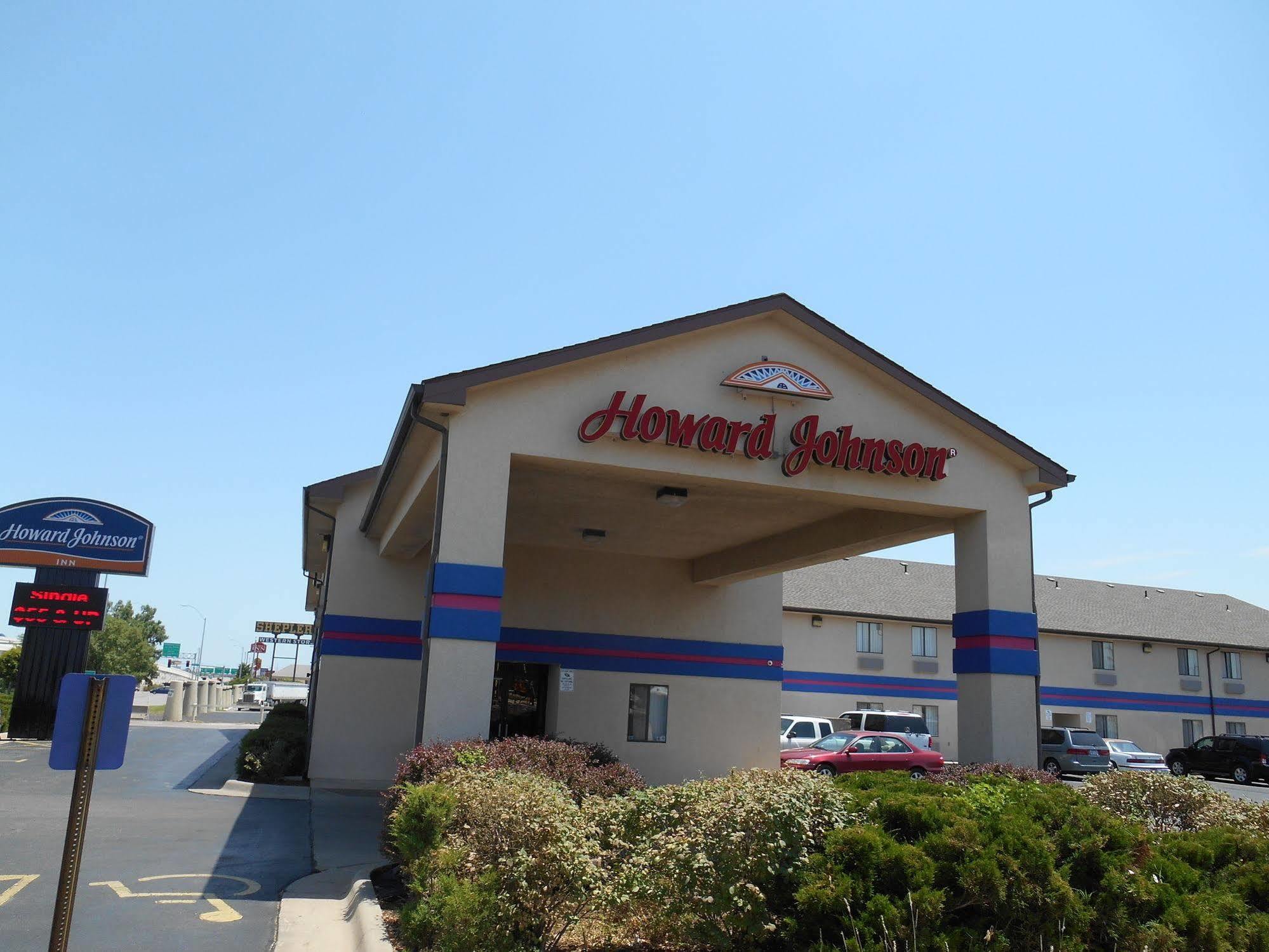 Howard Johnson By Wyndham Wichita Airport Exterior photo